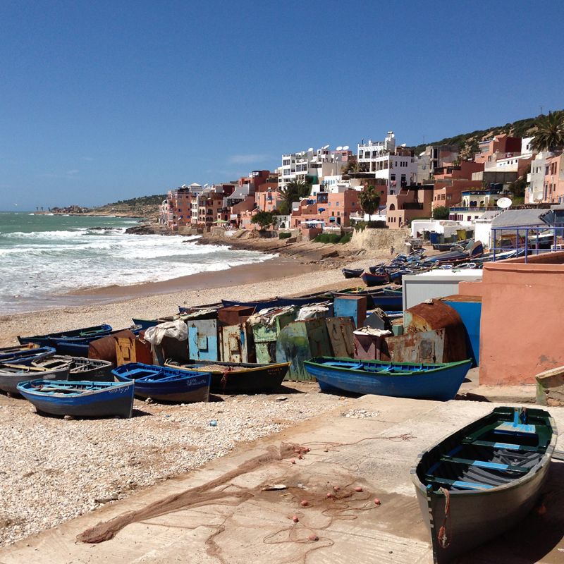 Costa Atlántica Sur. Playa con barcas en un pueblo de Marruecos.
